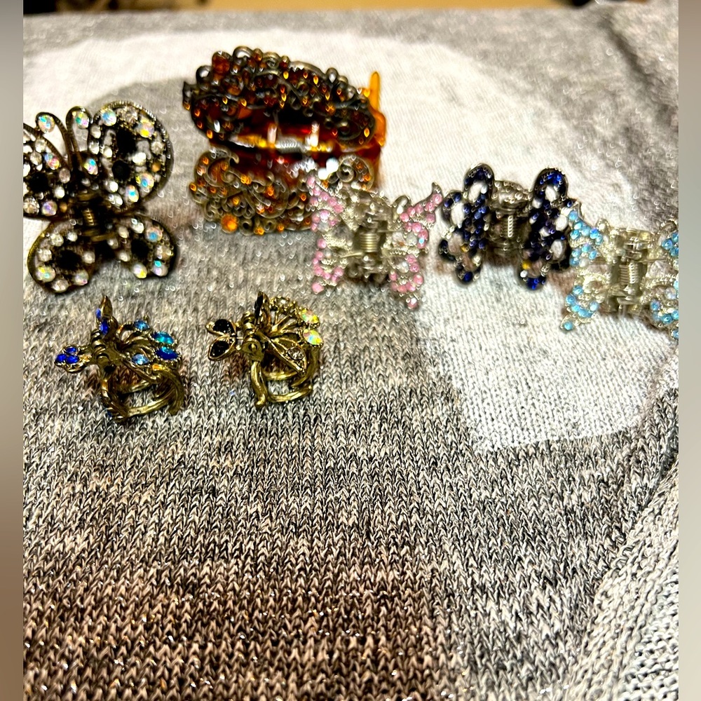 Set of 7 butterfly hair clips with Rhinestones.